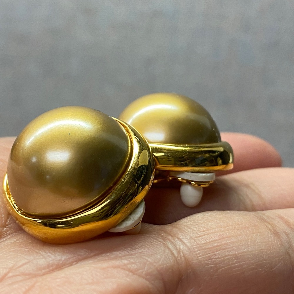 Vintage Carolee Classic Gold Tone Faux Pearl Button Clip On Earrings Designer - Picture 10 of 11